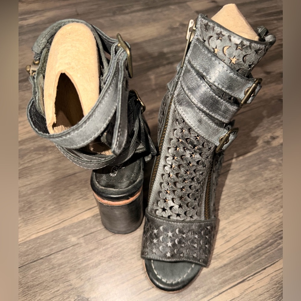 Freebird Teresa - Black Star-Cutout Heeled Sandals - Picture 7 of 13